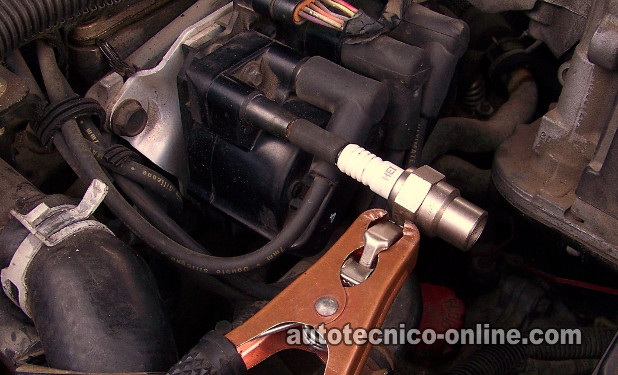 Verificando Disparo De Chispa Directamente En La Torre De La Bobina. Cómo Probar La Bobina De Encendido GM 2.2L Cavalier, Sunfire