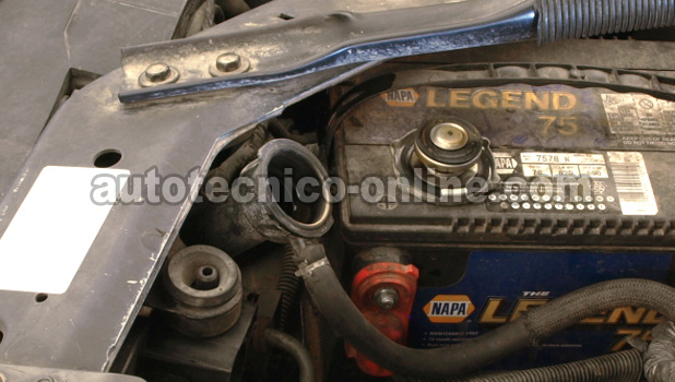 Cómo Verificar Un Empaque De Cabeza Quemado al Verificar Si La Compresión Del Motor Se Está Expulsando Por El Radiador (GM 3.8L V6)