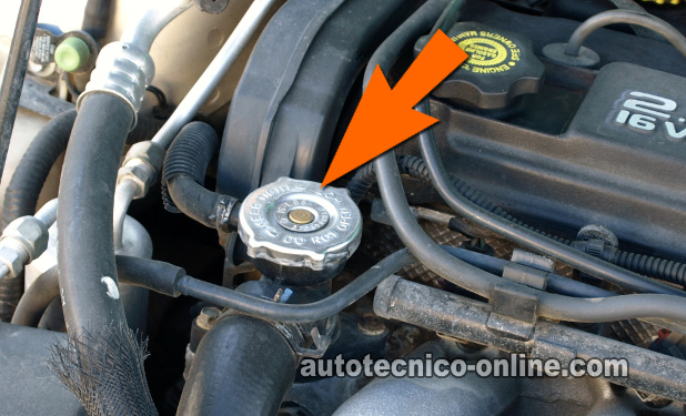 Verificando Si Los Gases De Compresión Están Expulsándose Por El Radiador (Chrysler 2.0L, 2.4L).