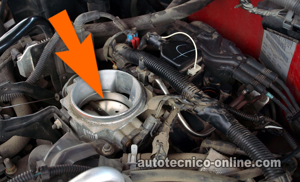 Verificando La Presión Con Un Indicador De Presión De Combustible. Cómo Probar La Bomba De Combustible (GM 4.3L, 5.0L, 5.7L)