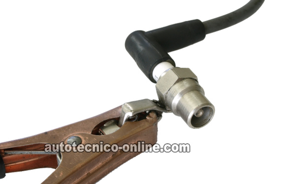 Verificando Que Los Cables De Las Bujías Estén Disparando Chispa. Cómo Probar La Bobina De Encendido (1987, 1988, 1989, 1990, 1991, 1992, 1993 2.5L Chevrolet S10 Pickup, GMC S15 Pickup, And GMC Sonoma)