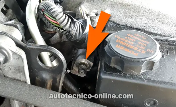 Verificando La Presión Con Medidor De Presión De Combustible. Cómo Probar La Bomba De Combustible (1995, 1996, 1997, 1998, 1999 3.1L V6 Chevrolet Lumina And Monte Carlo).