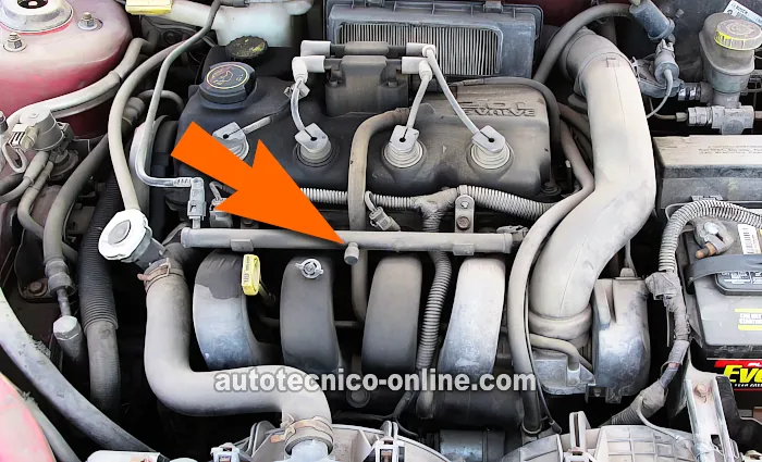 Fuel Pump Schrader Valve Test Port Location. Cómo Probar La Bomba De Combustible (1995, 1996, 1997, 1998, 1999 2.0L SOHC Dodge y Plymouth Neon)