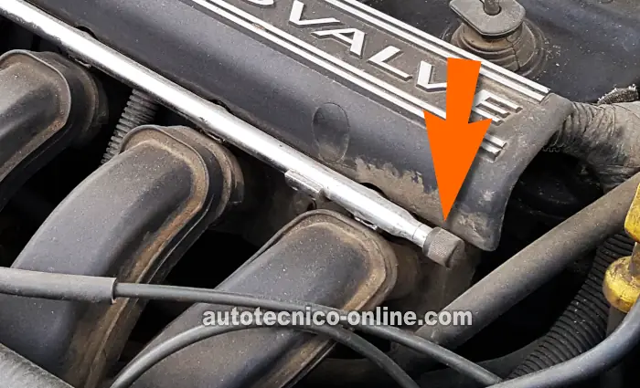 La Ubicación De La Válvula Schrader. Cómo Probar La Bomba De Combustible (1994, 2000, 2001, 2002, 2003, 2004, 2005 2.0L SOHC Dodge y Plymouth Neon)
