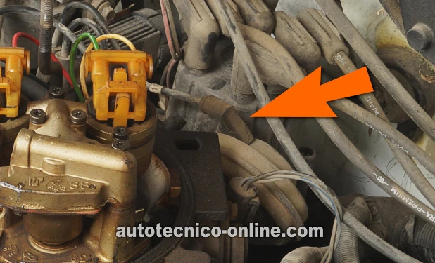 Verificando Si La Válvula EGR Está Recibiendo Vacío Continuo. Cómo Probar La Válvula EGR (1988, 1989, 1990, 1991, 1992, 1993 2.8L Chevrolet S10 Pickup, GMC S15 Pickup, y GMC Sonoma)