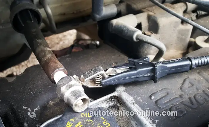 Verificando El Disparo De Chispa En Todos Los Cables De Bujía. Cómo Probar La Bobina De Encendido (1996, 1997, 1998, 1999, 2000, 2001, 2002, 2003, 2004, 2005, 2006, 2007 2.4L Caravan, Grand Caravan, Voyager, Grand Voyager)