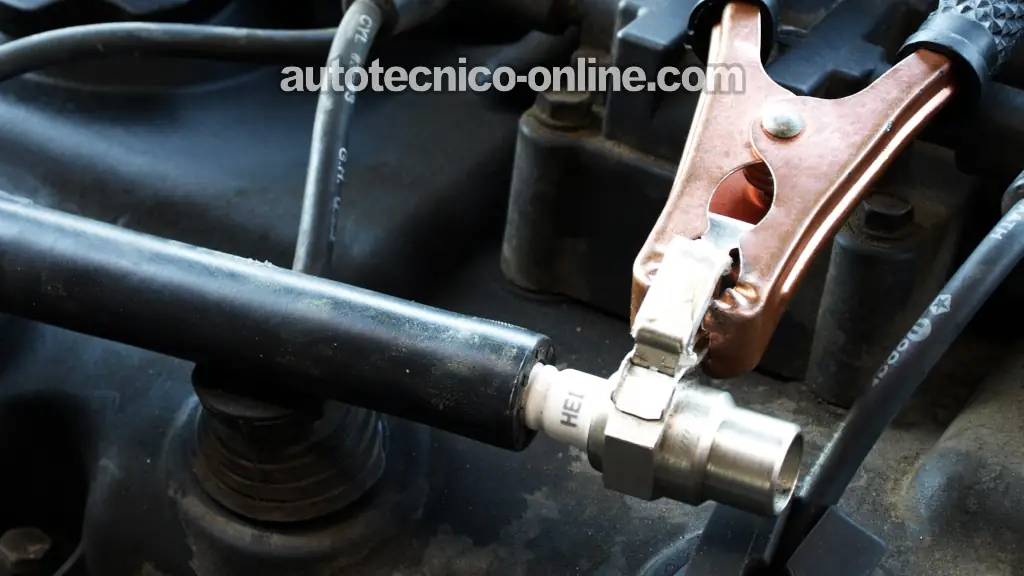 Verificando El Disparo De Chispa En Los Cuatro Cables De Bujía. Cómo Probar La Bobina De Encendido (1995, 1996, 1997, 1998, 1999, 2000 2.0L Dodge Stratus y Plymouth Breeze)