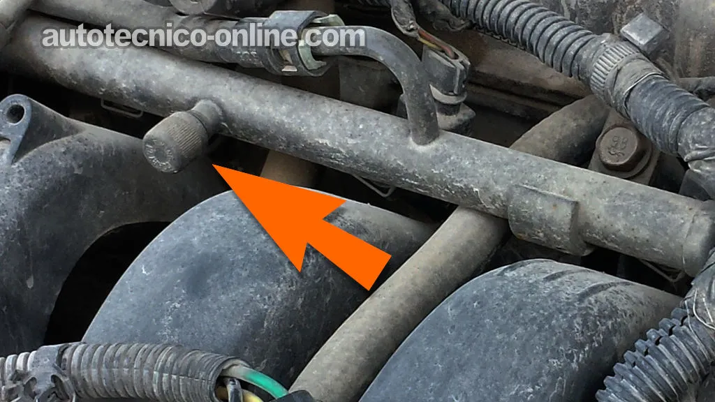 Prueba De Presión De Combustible Con Manómetro (Con Válvula Schrader). Cómo Probar La Bomba De Combustible (1995, 1996, 1997, 1998, 1999, 2000 2.0L Dodge Stratus y Plymouth Breeze)