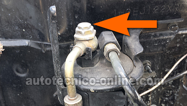 Ubicación Del Tornillo de Unión Del Filtro De Gasolina. Este Tornillo de Union es un Tornillo Hueco que se Llama Banjo Bolt en Inglés (1.5L Honda Civic)