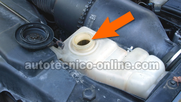 Verificando Si La Compresión Del Motor Se Está Expulsando Por El Radiador (4.6L, 5.4L V8 Ford)