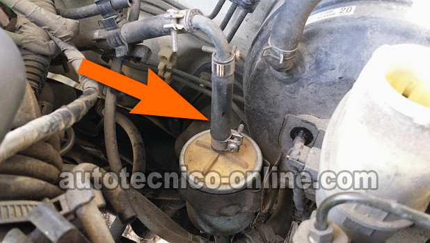 Conectando El Medidor De Presión De Combustible Al Filtro De Gasolina. Cómo Verificar La Bomba De Combustible (1995-1999 1.6L Nissan Sentra)