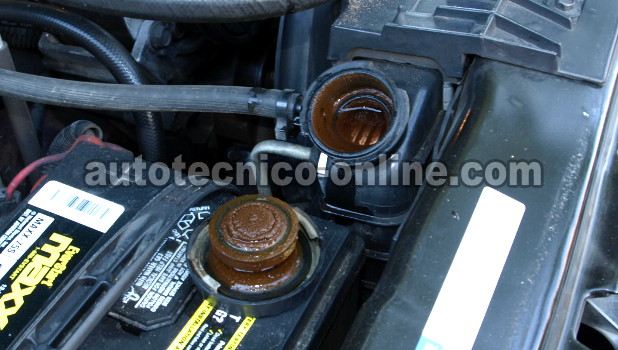 Verificando Si La Compresión Del Motor Se Está Expulsando Por El Radiador Para Verificar Un Empaque De Cabeza Quemado (2.8L V6 S10/S15)