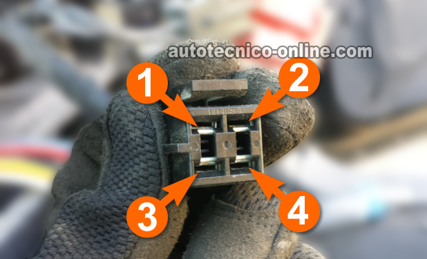Vista Frontal del Conector del Interruptor Del Motor Soplador. Cómo Probar el Interruptor Del Motor Soplador (4.0L Ford Explorer y 4.0L Ford Ranger)