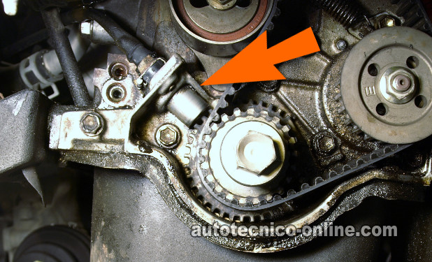 Este sensor CKP pertenece a un 95 Toyota Tercel. La flecha apunta al sensor CKP y la otra a la rueda dentada que lo 'excita'.