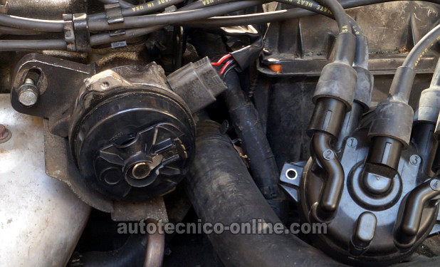 Observando La Rotación Del Rotor Del Distribuidor. Cómo Probar Si La Correa De Distribución Está Rota (1993-2002 2.0L Mazda 626 Y MX6)