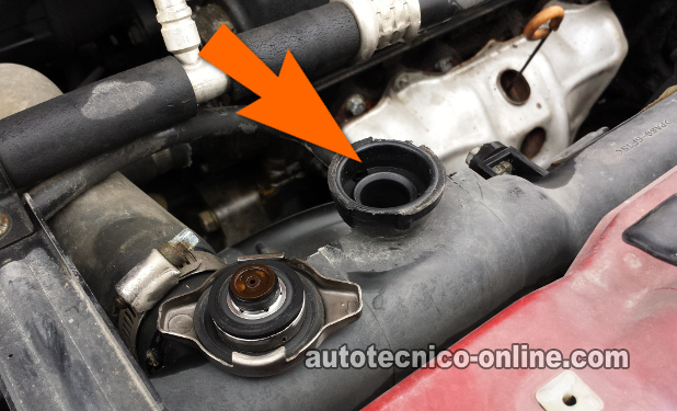 El Agua Sale Disparada Del Radiador Abierto. Cómo Probar El Empaque De Cabeza (1997, 1998, 1999, 2000, 2001 2.0L Honda CR-V)