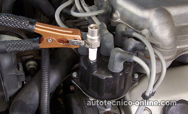 Probando El Disparo De Chispa En La Tapa Del Distribuidor. Cómo Probar El Sistema De Encendido (3.0L Chrysler, Dodge, Plymouth)