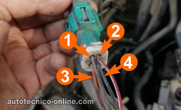 Vista Trasera Del Conector Del Sensor De Oxígeno Delantero. Probando El Calentador Del Sensor De Oxígeno Delantero (1998, 1999, 2000, 2001 2.5L Ford Ranger Y Mazda B2300)