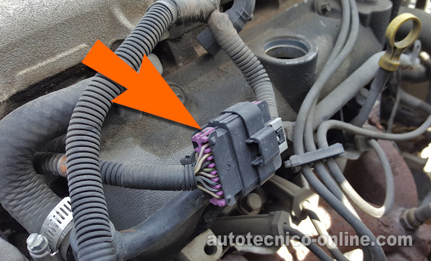 La Ubicación Del Conector Del Arnés De Los Inyectores. Cómo Probar Los Inyectores De Combustible En El 2004, 2005, Y 2006 3.5L Chevy Malibu.