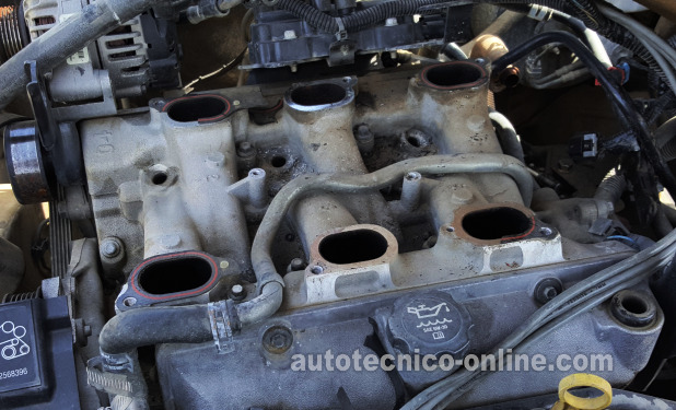 Removiendo El Colector Del Múltiple De Admisión Para Probar Los Inyectores (2007 Y 2008 3.5 V6 Chevy Malibu).