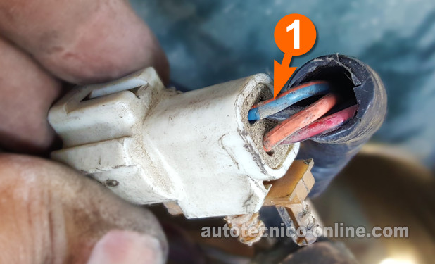 Verificando La Alimentación De 12 Voltios. Probando El Calentador Del Sensor De Oxígeno N.º 2 (1994 3.0L Ford Ranger Y Mazda B3000)