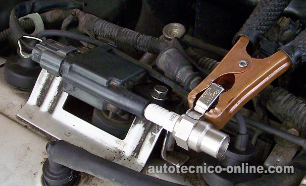 Probando El Disparo De Chispa Directamente En La Torre De La Bobina De Encendido. Cómo Probar La Bobina De Encendido Y El Sensor De La Posición Del Cigüeñal (1.8L, 2.4L Mitsubishi )