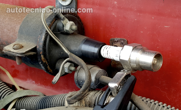 Probando El Disparo De Chispa Directamente En La Torra De La Bobina De Encendido. Cómo Probar La Bobina De Encendido (1988, 1989, 1990 2.5L SOHC Dodge Dakota Pickup)
