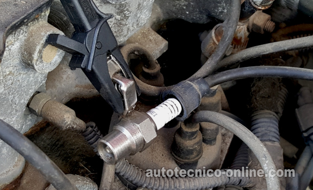 Probando El Disparo De Chispa Directamente En La Torra De La Bobina De Encendido. Cómo Probar La Bobina De Encendido (1988, 1989, 1990 2.5L SOHC Dodge Dakota Pickup)