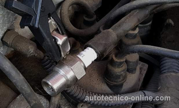 Verificando El Disparo De Chispa En Los Cables De Bujía. Cómo Probar La Bobina De Encendido (1988, 1989, 1990 2.5L SOHC Dodge Dakota Pickup)