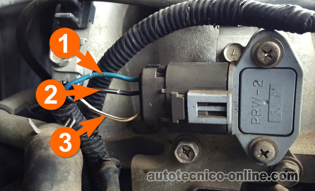 Probando La Señal De Activación Del Power Transistor. Cómo Probar La Bobina De Encendido Y El Módulo De Encendido (1990, 1991, 1992, 1993, 1993, 1994, 1995 3.0L Nissan Pathfinder, D21, y Pick Up)