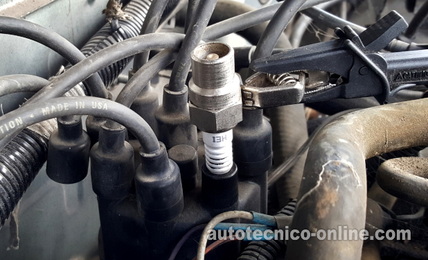 Verificando El Disparo De Chispa En La Tapa Del Distribuidor. Cómo Probar El Sistema De Encendido (1990, 1991 5.2L V8 Dodge Dakota)