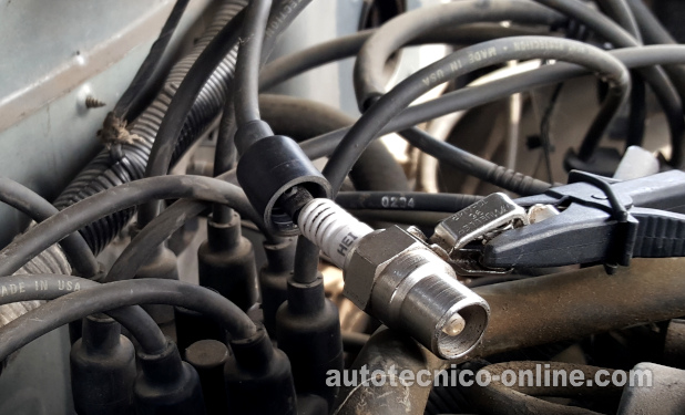 Verificando El Disparo De Chispa En El Cable De Alta Tensión De La Bobina. Cómo Probar El Sistema De Encendido (1990, 1991 5.2L V8 Dodge Dakota)
