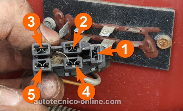 Probando El Circuito De La Velocidad LO. Cómo Probar El Interruptor De La Velocidades Del Soplador (1991, 1992, 1993, 1994, 1995, 1996 3.9L Dodge Dakota)