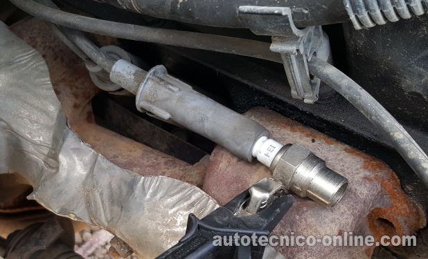 Verificando El Disparo De Chispa En Los Cables De Bujía. Cómo Probar El Sistema De Encendido (1998, 1999,2000, 2001, 2002, 2003 3.9L Dodge Dakota)