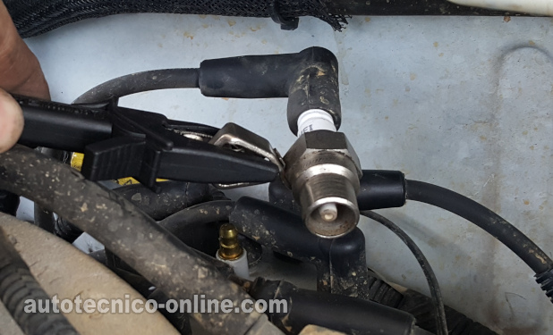 Verificando El Disparo De Chispa En El Cable De Alta Tensión De La Bobina. Cómo Probar El Sistema De Encendido (1992, 1993, 1994, 1995, 1996, 1997 3.9L Dodge Dakota)