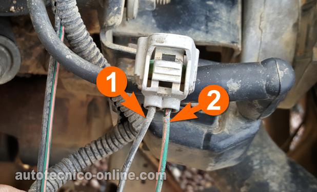 Verificando Que La Bobina De Encendido Esté Recibiendo 12 Voltios. Cómo Probar El Sistema De Encendido (1998, 1999,2000, 2001, 2002, 2003 3.9L Dodge Dakota)
