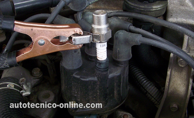 Verificando El Disparo De Chispa En La Tapa Del Distribuidor. Cómo Probar El Sistema De Encendido (1990, 1992, 1993, 1994 3.0L V6 Mitsubishi Montero, Mighty Max y 3.0L Dodge Ram 50)