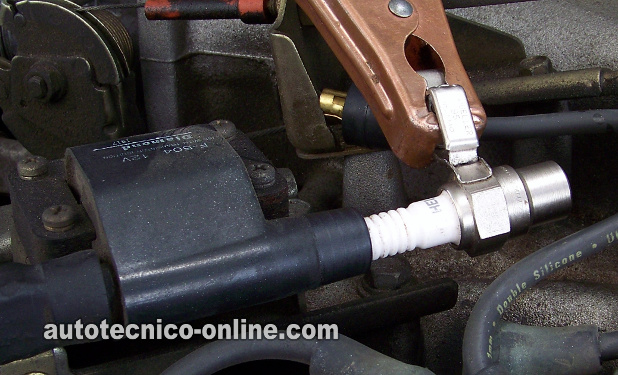 Verificando El Disparo De Chispa En La Torre De La Bobina De Encendido. Cómo Probar El Sistema De Encendido (1990, 1992, 1993, 1994 3.0L V6 Mitsubishi Montero, Mighty Max y 3.0L Dodge Ram 50)