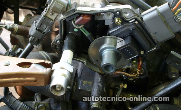 Verificando El Disparo De Chispa Directamente En La Bobina De Encendido Tower. Cómo Probar La Bobina De Encendido 2.4L Nissan Altima (1997-2001)