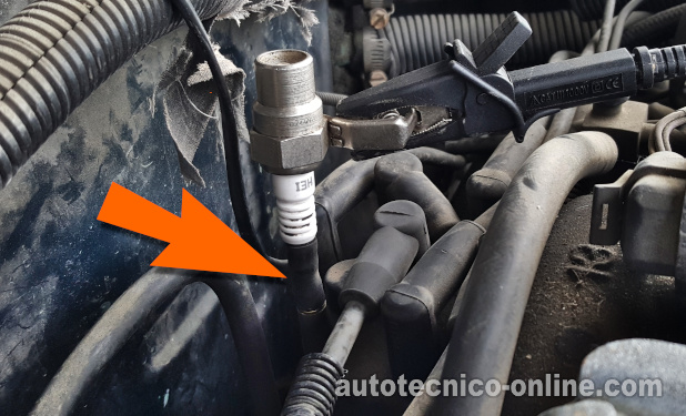 Verificando El Disparo De Chispa En La Tapa Del Distribuidor. Cómo Probar El Sistema De Encendido (1992, 1993, 1994, 1995, 1996, 1997 3.9L Dodge Dakota)