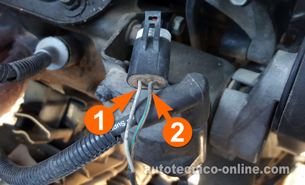 Verificando Que La Bobina De Encendido Esté Recibiendo 12 Voltios. Cómo Probar El Sistema De Encendido (1992, 1993, 1994, 1995, 1996, 1997 3.9L Dodge Dakota)