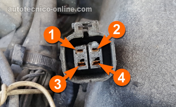 Verificando Que El Sensor De La Posición Del Cigüeñal Tenga Alimentación De 12 Voltios. Cómo Probar El Sensor De La Posición Del Cigüeñal (1990, 1991, 1992, 1993, 1994, 1995, 1996 2.4L Nissan D21 Pickup, Pickup, 240SX)