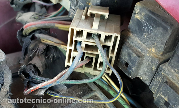 Cómo Probar La Bomba De Combustible (1992, 1993 3.3L V6 Town & Country, Caravan, Grand Caravan, Voyager, y Grand Voyager)