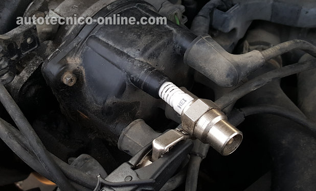 Probando El Disparo De Chispa En La Tapa Del Distribuidor. Cómo Probar El Sistema De Encendido (1995, 1996, 1997 2.7L V6 Honda Accord)