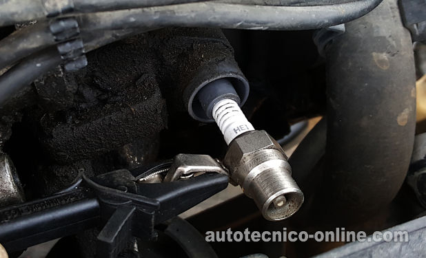 Probando El Disparo De Chispa En La Torre De La Bobina. Cómo Probar El Sistema De Encendido (1995, 1996, 1997 2.7L V6 Honda Accord)