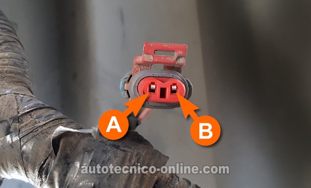 Verificando Que El Solenoide De Ventilación EVAP Esté Recibiendo 12 Voltios. Cómo Probar El Solenoide De Ventilación Del Sistema EVAP (1999, 2000, 2001, 2002 4.8L, 5.3L, 6.0L Chevrolet Silverado y GMC Sierra)