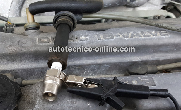 Verificando El Disparo De Chispa En Los Cables De Alta Tensión. Cómo Probar El Sistema De Encendido (1996, 1997, 1998 1.5L Mazda Protege)