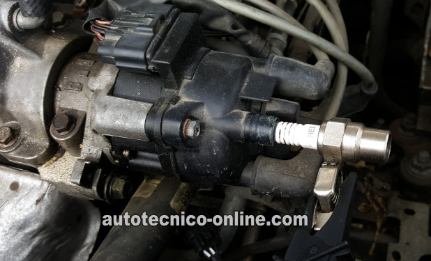 Testing For Spark Directly On The Distributor Cap. Cómo Probar El Sistema De Encendido (1996, 1997, 1998 1.5L Mazda Protege)
