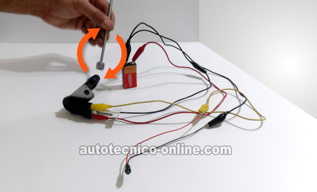 Usando Un Imán Para Inducir La Señal CMP. Cómo Probar El Sensor De La Posición Del Árbol De Levas En Banco (1999, 2000, 2001, 2002, 2003, 2004, 2005, 2006 V8 Silverado, Sierra, Suburban, Tahoe, Yukon)
