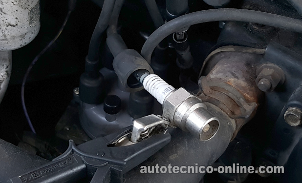 Verificando El Disparo De Chispa En El Cable De Alta Tensión De La Bobina De Encendido. Cómo Probar El Sistema De Encendido (1993, 1994, 1995 2.5L Dodge Caravan y Plymouth Voyager)
